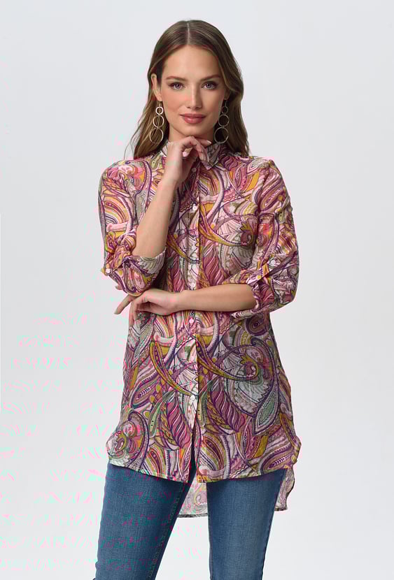 Koszula ze zwiewnej tkaniny w energetyczny wzór