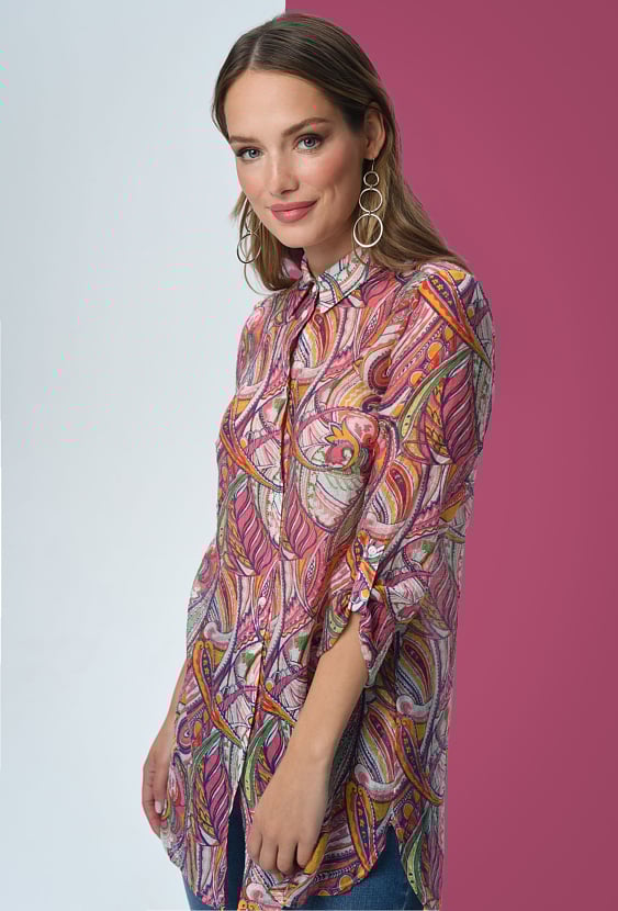 Koszula ze zwiewnej tkaniny w energetyczny wzór