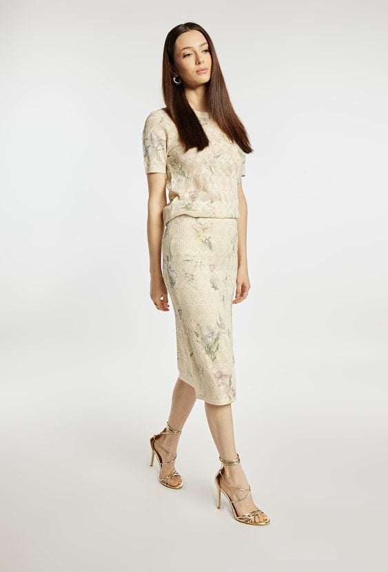 Ażurowa spódnica z kwiatowym wzorem