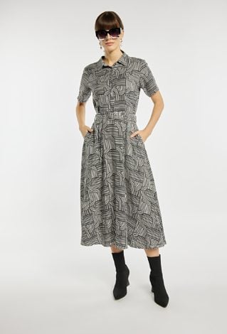 Wzorzysta sukienka z paskiem