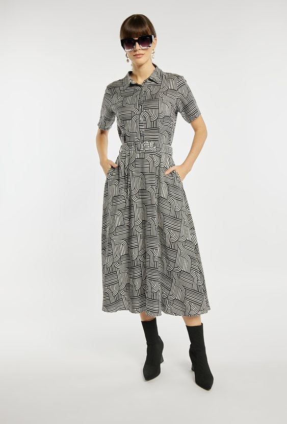 Wzorzysta sukienka z paskiem