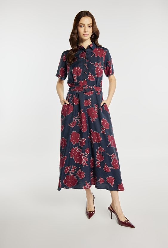 Wzorzysta sukienka z paskiem