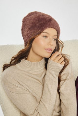 Czapka damska o miękkiej, futrzanej fakturze