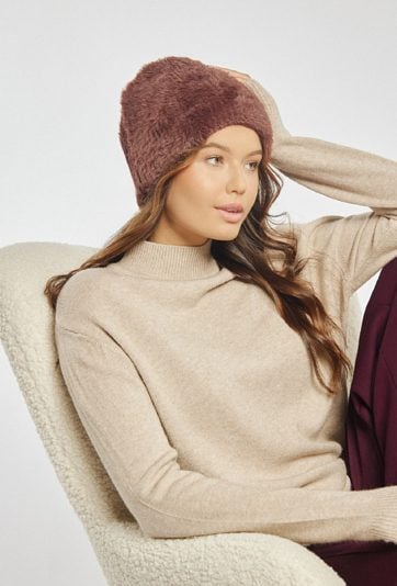 Czapka damska o miękkiej, futrzanej fakturze