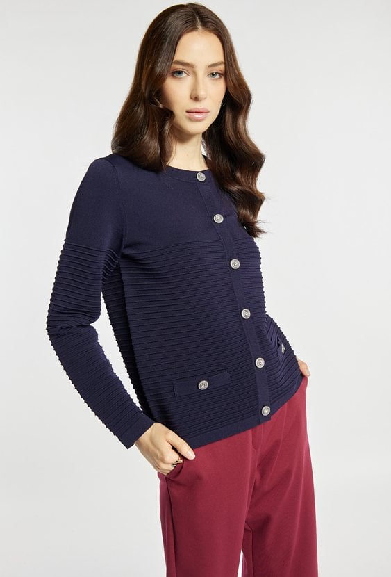 Sweter z połyskującymi guzikami