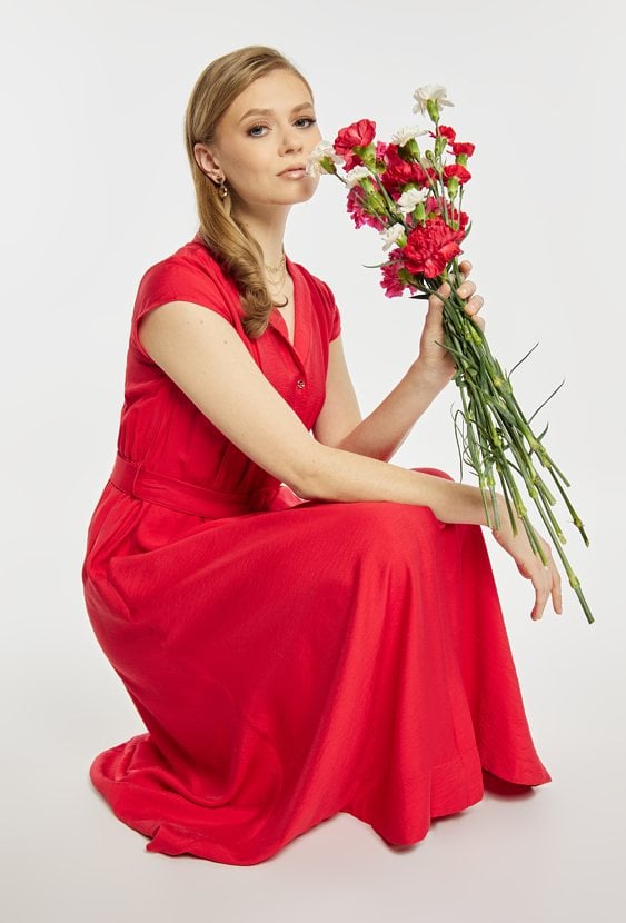 Czerwona sukienka z paskiem