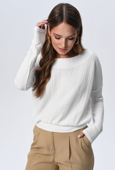 Biała bluzką o strukturalnej tkaninie