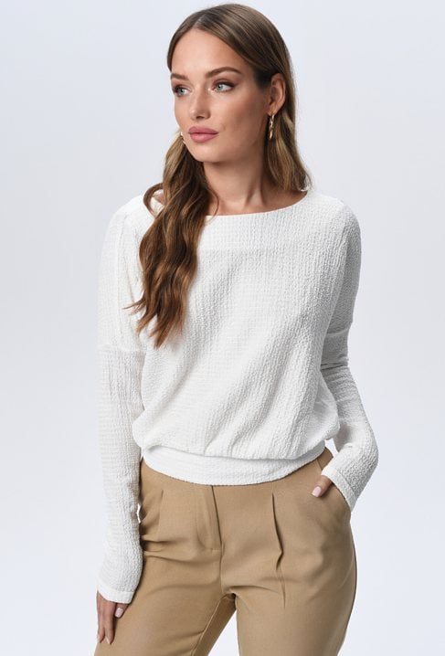 Biała bluzką o strukturalnej tkaninie