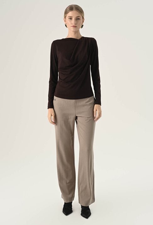 Beżowe spodnie z rozszerzaną nogawką