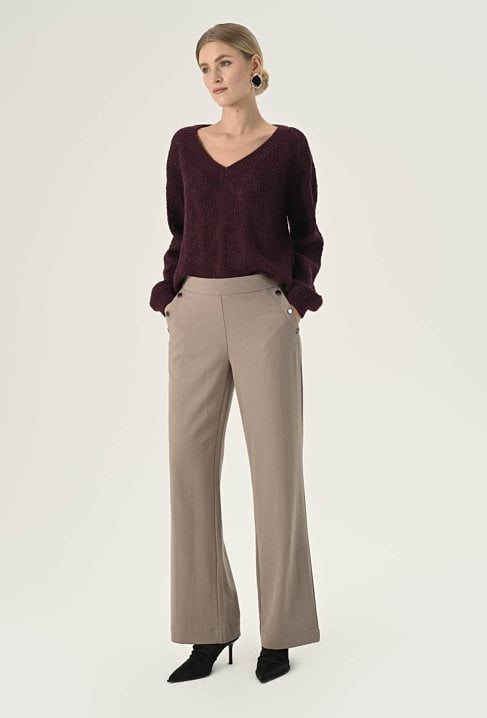 Beżowe spodnie z rozszerzaną nogawką