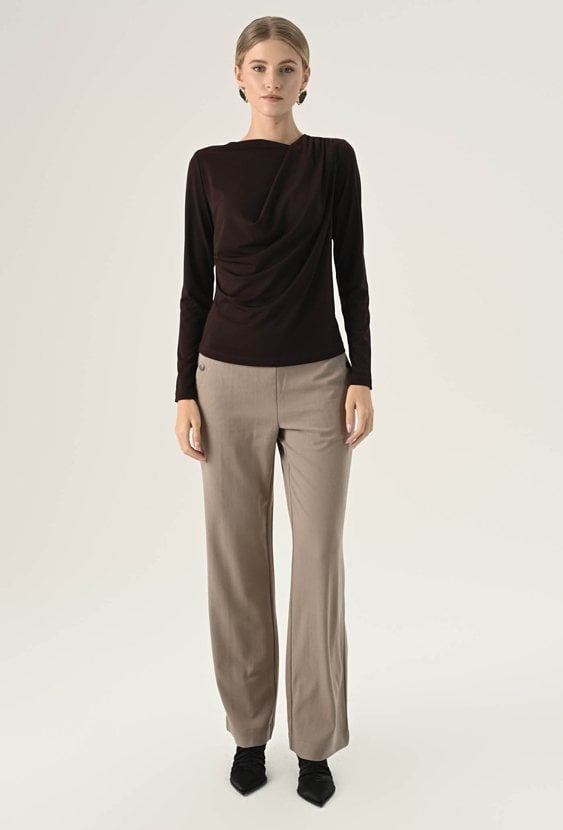 Beżowe spodnie z rozszerzaną nogawką