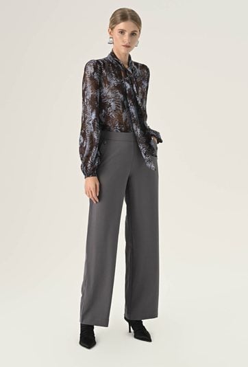 Szare spodnie z rozszerzaną nogawką