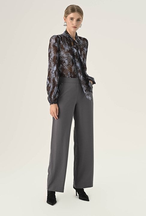 Szare spodnie z rozszerzaną nogawką