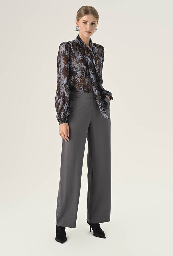 Szare spodnie z rozszerzaną nogawką