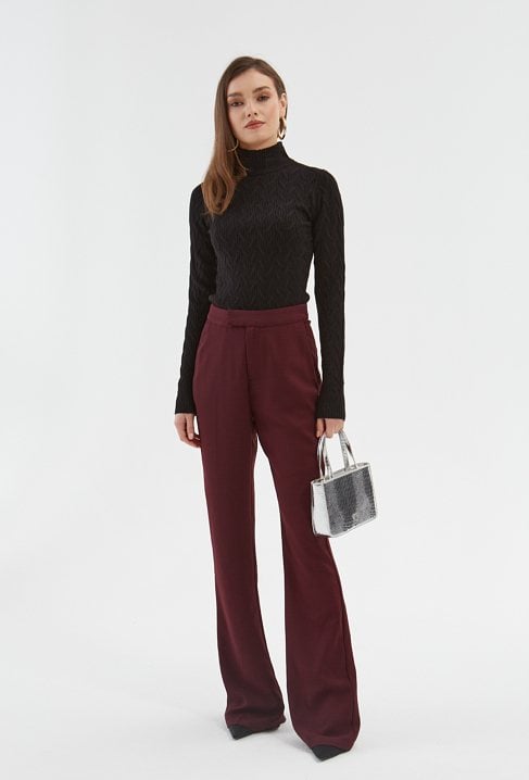 Czarny dopasowany sweter z golfem