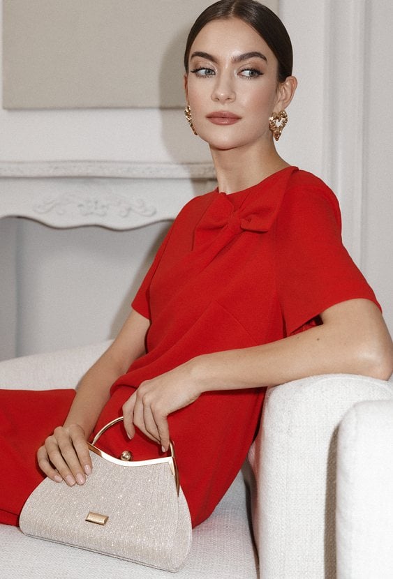 Czerwona sukienka z kokardą