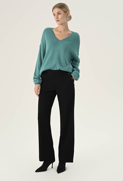 Czarne spodnie z rozszerzaną nogawką