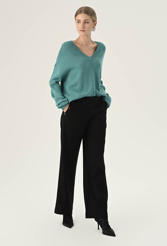 Czarne spodnie z rozszerzaną nogawką