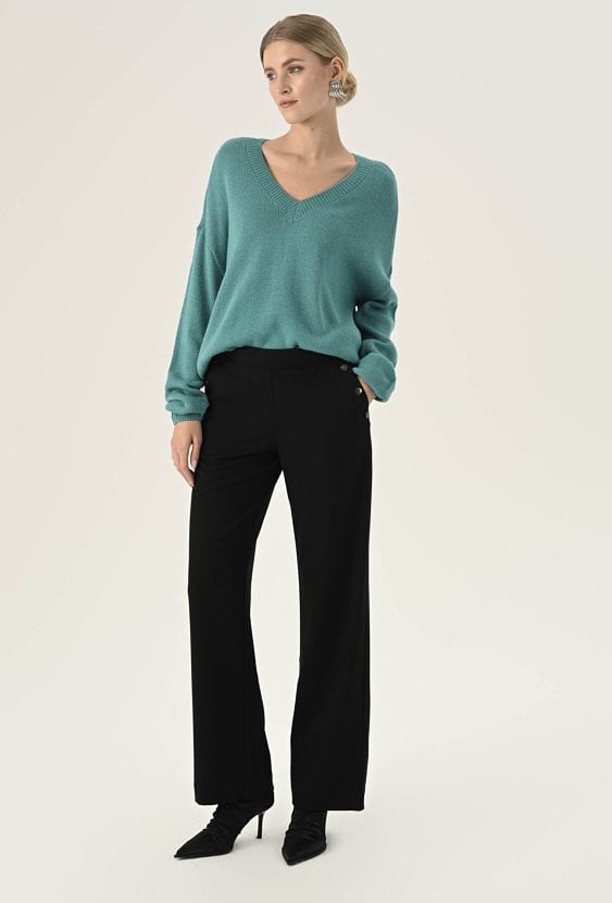 Czarne spodnie z rozszerzaną nogawką