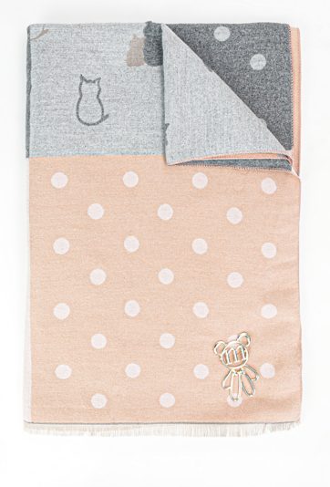 Szal z biżuteryjną broszką