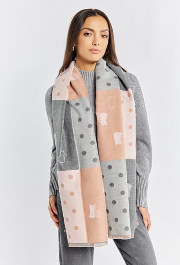 Szal z biżuteryjną broszką