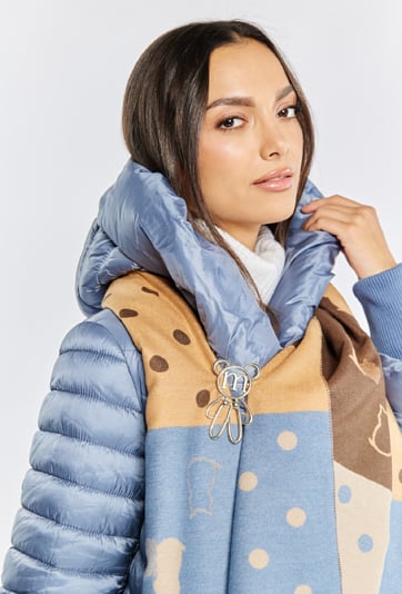 Szal z biżuteryjną broszką