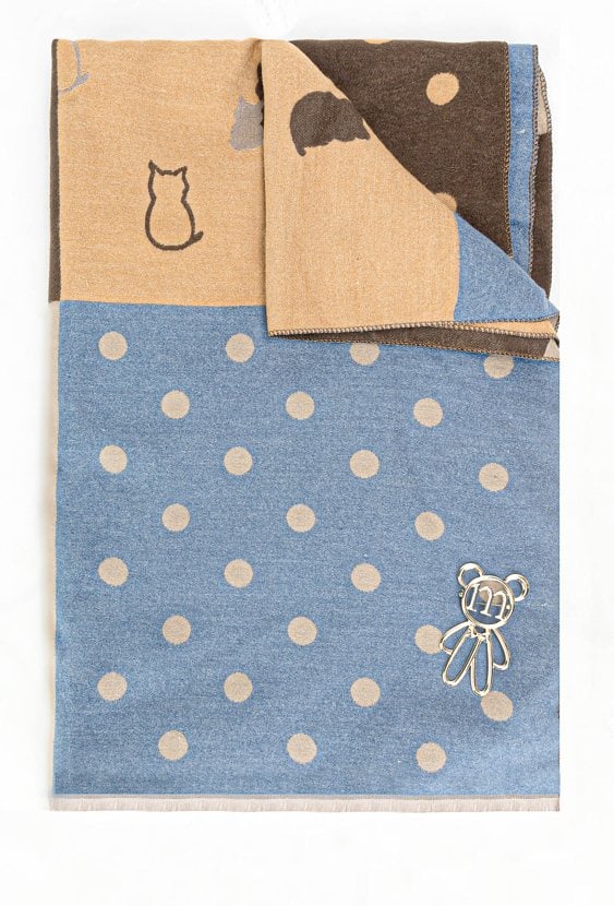 Szal z biżuteryjną broszką