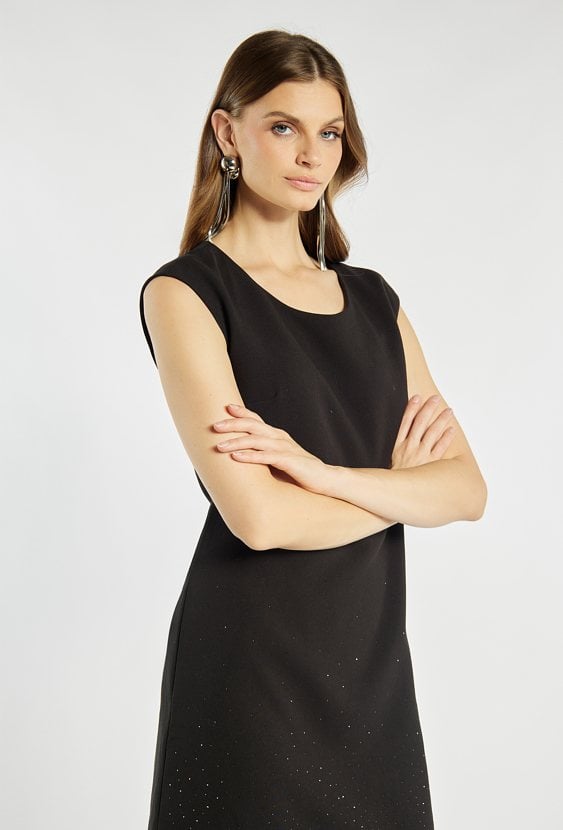 Klasyczna czarna sukienka ze zdobieniem