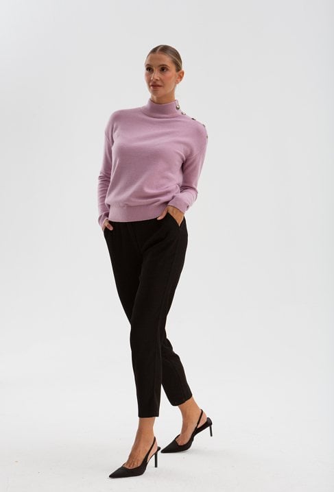 Liliowy sweter z ozdobnymi guzikami