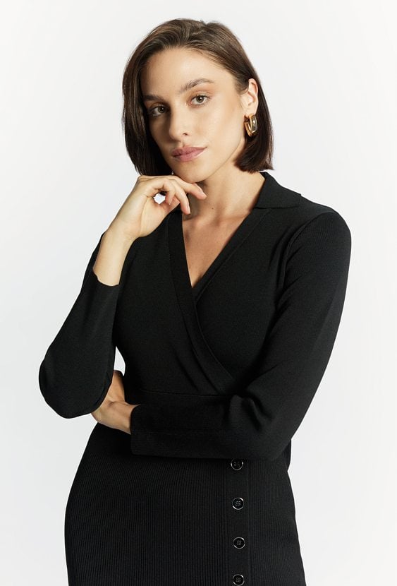 Dopasowana sukienka z rozporkiem z przodu