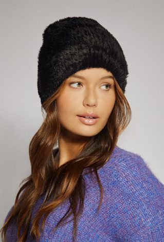 Czapka damska o miękkiej, futrzanej fakturze