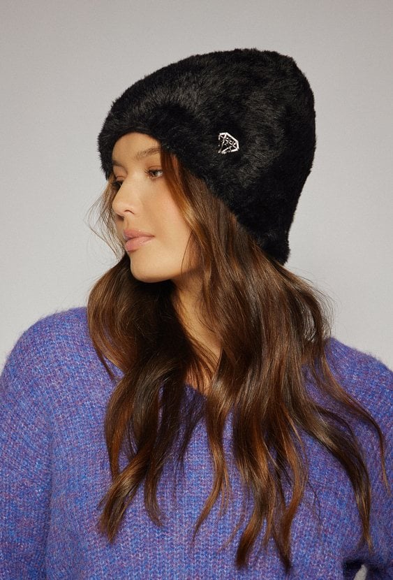 Czapka damska o miękkiej, futrzanej fakturze