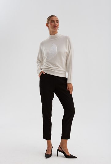 Biały golf z ozdobną cekinową aplikacją