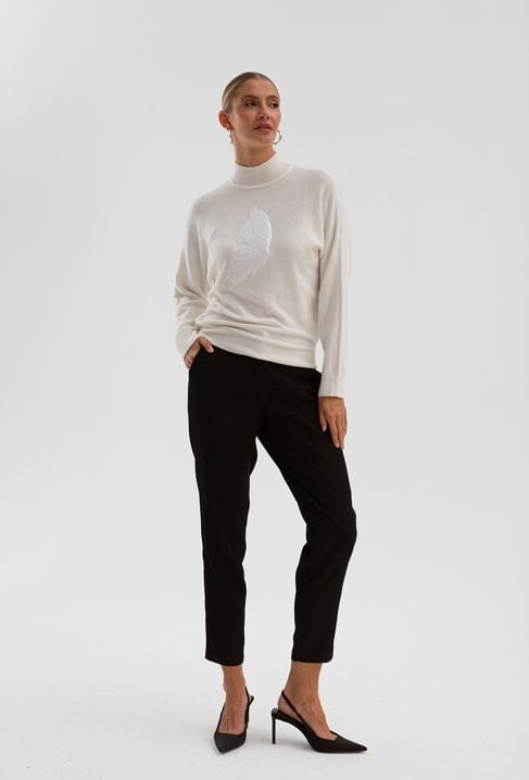 Biały golf z ozdobną cekinową aplikacją