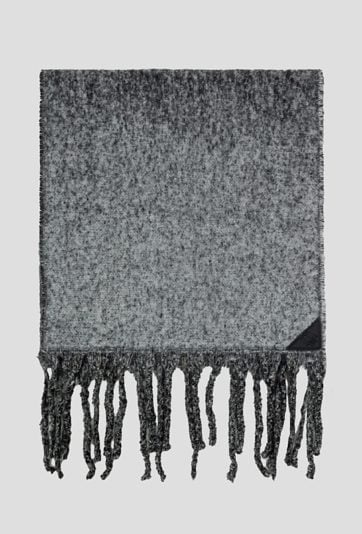 Szalik w stonowanych barwach