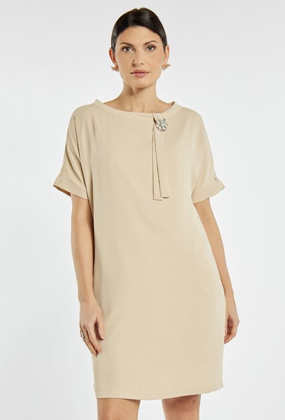 Sukienka z broszką