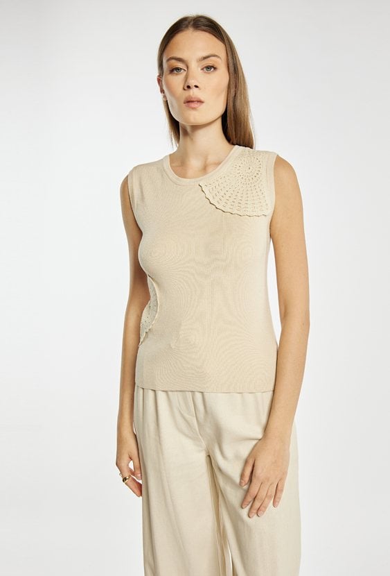 Sweter z ażurowymi wstawkami