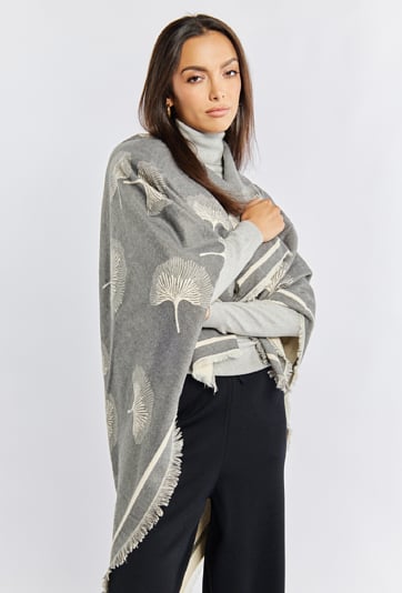 Szal damski z subtelnym wzorem w liście