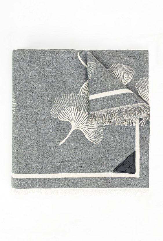 Szal damski z subtelnym wzorem w liście