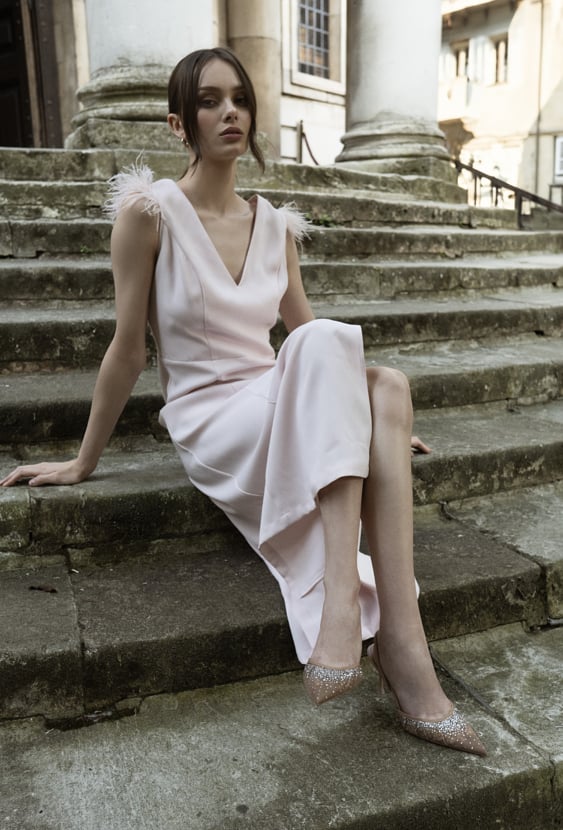 Elegancka sukienka z piórami