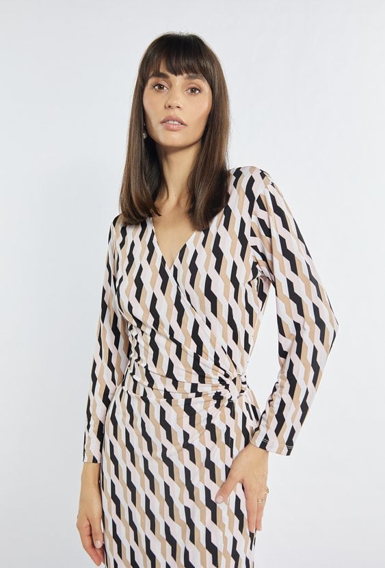 Sukienka z kopertowym dekoltem