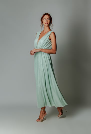 Tiulowa sukienka w jasno-zielonym kolorze