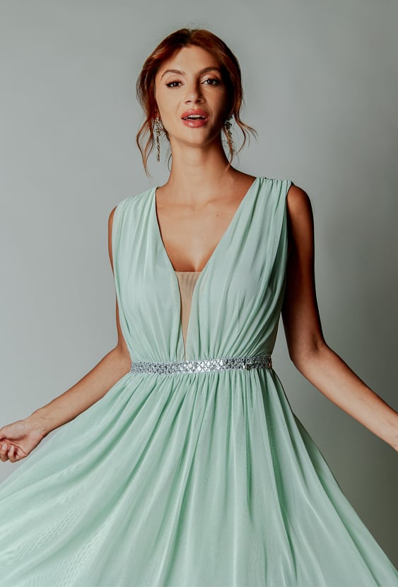 Tiulowa sukienka w jasno-zielonym kolorze