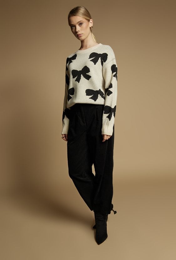 Sweter damski z kokardkami