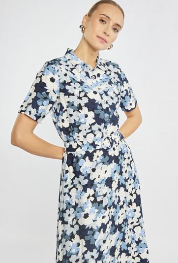 Wzorzysta sukienka z wiązaniem