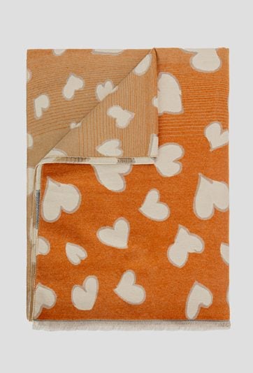 Szal z biżuteryjną broszką