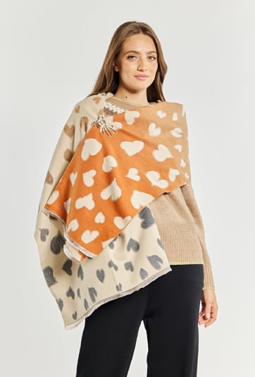 Szal z biżuteryjną broszką