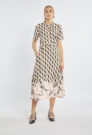 Wzorzysta sukienka z wiązaniem