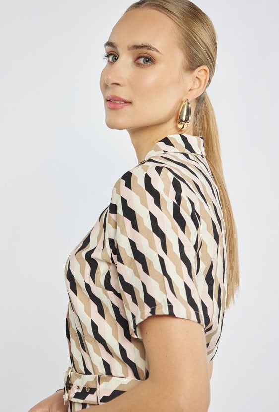 Wzorzysta sukienka z wiązaniem