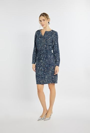 Sukienka z wiązaniem w talii